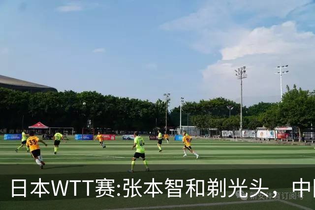 日本WTT赛:张本智和剃光头，中国男单接连爆冷，向鹏终于扛住了